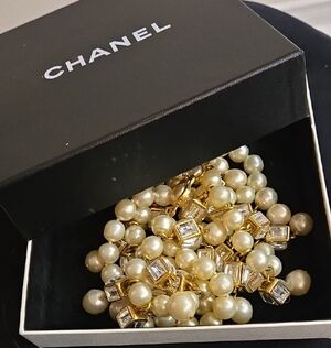 CHANEL Gold & Cream Pearl Necklace